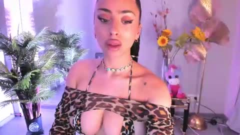 cupcake_izzy online show from July 6, 2026, 6:10 pm