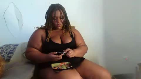 Snapshot of curvybcelinemixe chatting on December 31, 2024, 2:19 am Cline online show from December 31, 2024, 2:19 am