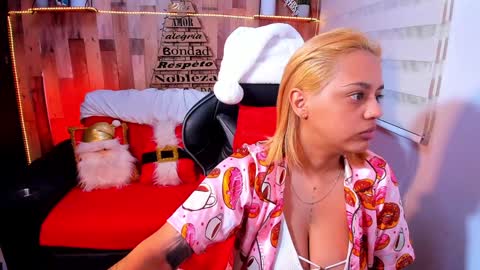 Snapshot of cute_elii chatting on December 9, 2024, 12:45 am Independent Model online show from December 9, 2024, 12:45 am