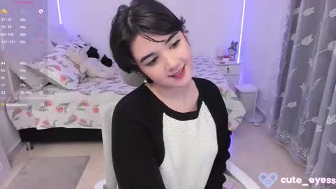 Snapshot of cute_eyess chatting on October 16, 2025, 10:33 pm Cute online show from October 16, 2025, 10:33 pm