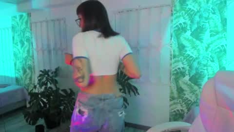 Sofa  online show from November 13, 2025, 8:52 pm