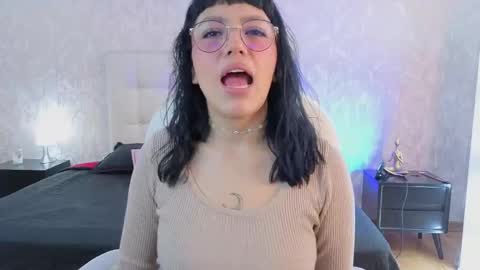 Sofa  online show from April 15, 2026, 12:01 pm