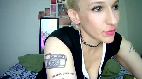 Snapshot of cutefemme chatting on April 24, 2026, 5:10 am Bella online show from April 24, 2026, 5:10 am