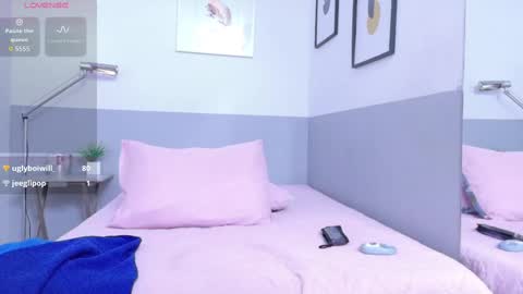 cutepetitee online show from November 4, 2025, 7:35 pm