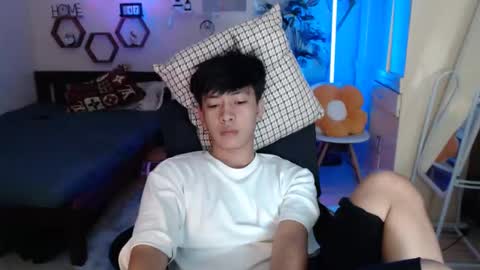 Snapshot of cutie_cumshow chatting on December 19, 2025, 9:33 pm Neil Taylor online show from December 19, 2025, 9:33 pm