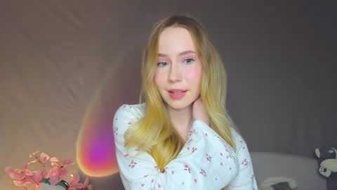 Snapshot of cuute_angell chatting on December 18, 2024, 5:00 pm Virginia See you on Sunday online show from December 18, 2024, 5:00 pm