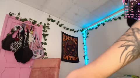 Camila online show from February 5, 2025, 4:58 pm