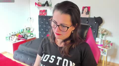 Snapshot of d_martii chatting on February 21, 2025, 7:43 pm Mia online show from February 21, 2025, 7:43 pm