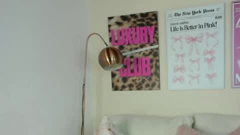 dafne_hillss online show from May 27, 2026, 11:29 am