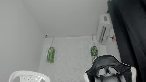 dakota_x18 online show from March 2, 2026, 8:15 pm