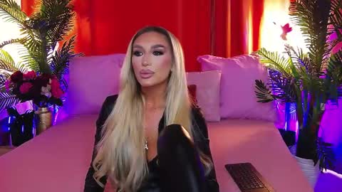 DalidaSelena online show from May 13, 2026, 8:01 am