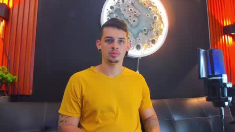 Snapshot of damian__oliver chatting on March 10, 2025, 9:21 am Damian Oliver online show from March 10, 2025, 9:21 am