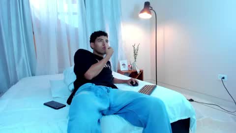 Snapshot of damian_rodriiguez chatting on June 1, 2026, 12:29 pm Damian online show from June 1, 2026, 12:29 pm