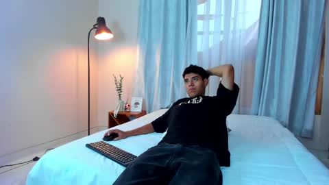 Snapshot of damian_rodriiguez chatting on June 3, 2026, 12:41 pm Damian online show from June 3, 2026, 12:41 pm