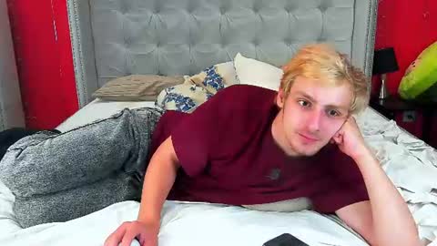 Snapshot of damonlux chatting on July 17, 2026, 9:41 pm Damon online show from July 17, 2026, 9:41 pm
