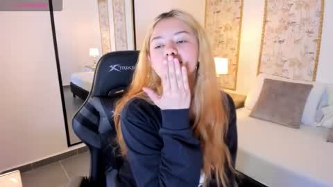 D A N I A online show from November 5, 2025, 2:55 am