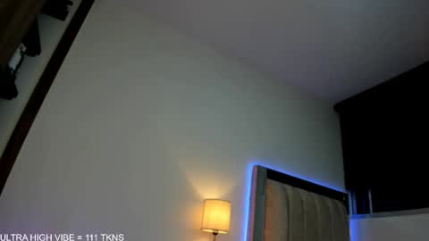  independent model   online show from December 19, 2025, 11:12 pm