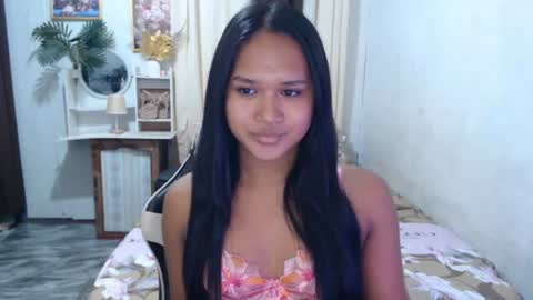 daniellelux online show from June 22, 2026, 5:48 am