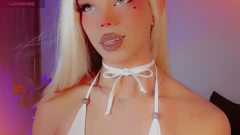 DANNI LEE online show from December 19, 2025, 9:44 pm