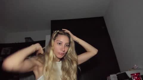 Snapshot of danikrosse chatting on December 3, 2024, 5:42 am Danik online show from December 3, 2024, 5:42 am