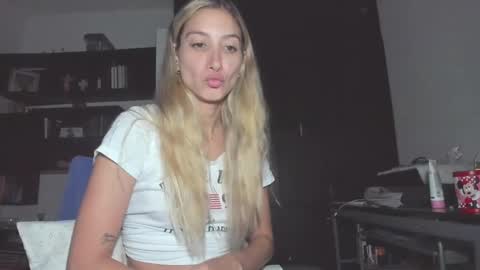 Snapshot of danikrosse chatting on December 16, 2024, 6:32 am Danik online show from December 16, 2024, 6:32 am