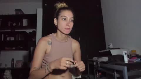 Snapshot of danikrosse chatting on January 19, 2025, 4:01 am Danik online show from January 19, 2025, 4:01 am