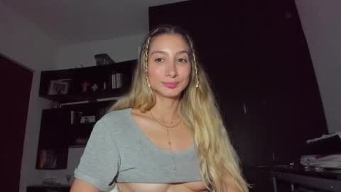 Snapshot of danikrosse chatting on February 1, 2025, 6:54 am Danik online show from February 1, 2025, 6:54 am
