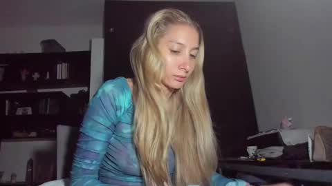 Snapshot of danikrosse chatting on March 3, 2025, 3:52 am Danik online show from March 3, 2025, 3:52 am