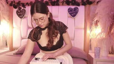 daphne_and_roger online show from April 8, 2026, 11:43 am