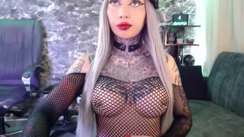 Snapshot of darkly_waxx chatting on September 18, 2025, 6:10 pm New account. Help me reach 100 thumbs up online show from September 18, 2025, 6:10 pm