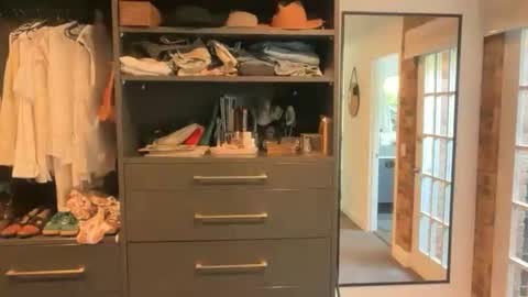 dartanian0001 online show from September 17, 2025, 4:03 am