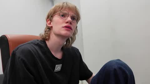 Snapshot of dave_redmond chatting on April 16, 2026, 1:23 pm DAVE REDMOND online show from April 16, 2026, 1:23 pm