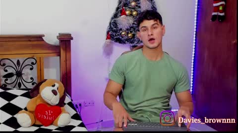 Snapshot of davies_brown chatting on December 31, 2024, 8:12 pm Davies brown schedule 12pm to 5pm col time online show from December 31, 2024, 8:12 pm