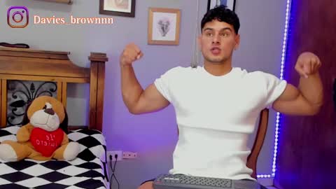 Snapshot of davies_brown chatting on February 22, 2025, 9:15 pm Davies brown schedule 12pm to 5pm col time online show from February 22, 2025, 9:15 pm