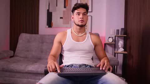 Snapshot of davies_brown chatting on October 28, 2025, 8:33 pm Davies brown schedule 12pm to 5pm col time online show from October 28, 2025, 8:33 pm