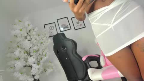 Snapshot of dayanis_latin chatting on June 19, 2026, 4:06 am dayanis_latin online show from June 19, 2026, 4:06 am