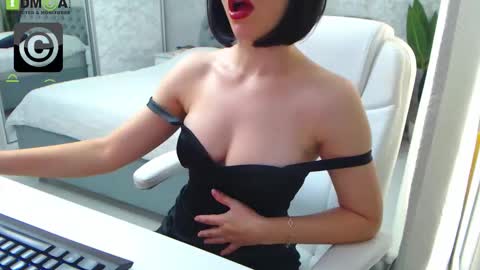 Elly online show from October 16, 2025, 7:42 am