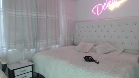 DeboraMom online show from February 9, 2025, 7:30 pm