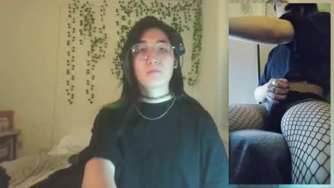 deciduousdoll online show from November 24, 2025, 6:13 am