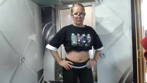 hi guys i m a cute milf i m here for good time and nice people pls be respectfool and enjoy me online show from May 29, 2026, 5:38 am