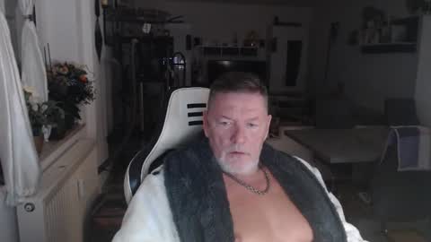 Snapshot of deinprinz2312 chatting on October 1, 2025, 5:02 am deinprinz2312 online show from October 1, 2025, 5:02 am