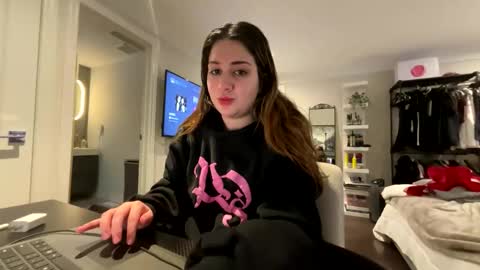 Snapshot of delarav19 chatting on February 21, 2026, 9:05 pm Delara V online show from February 21, 2026, 9:05 pm