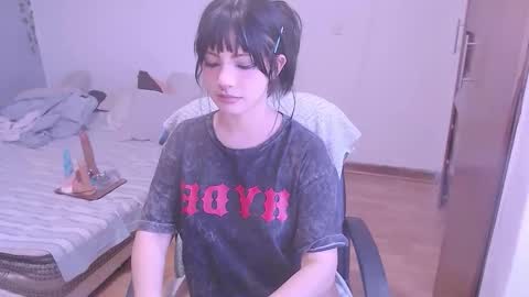 Snapshot of deni_bloom chatting on February 25, 2026, 11:03 pm Denisse schedule Monday to Friday 1300-1900 mexican time Saturday-maybe it could be a surprise IDEPENDENT MODEL online show from February 25, 2026, 11:03 pm