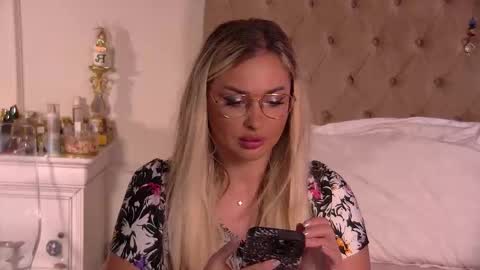 Ela online show from November 10, 2025, 9:47 pm