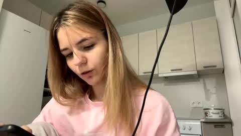 Snapshot of denniskibler chatting on October 7, 2025, 5:21 pm Denni online show from October 7, 2025, 5:21 pm