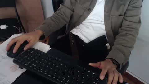 Snapshot of derrik_ chatting on January 3, 2025, 4:06 pm online show from January 3, 2025, 4:06 pm