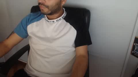 Snapshot of derrik_ chatting on November 17, 2025, 12:44 pm online show from November 17, 2025, 12:44 pm