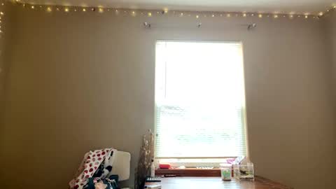 Snapshot of desimonroe chatting on November 17, 2025, 8:25 pm desimonroe online show from November 17, 2025, 8:25 pm