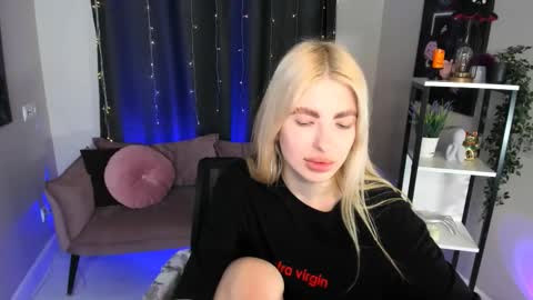 Snapshot of desperate_ramona chatting on November 13, 2025, 6:23 am desperate_ramona online show from November 13, 2025, 6:23 am