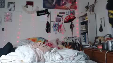 Snapshot of devilg1rl chatting on December 8, 2024, 1:13 am poutyangel online show from December 8, 2024, 1:13 am